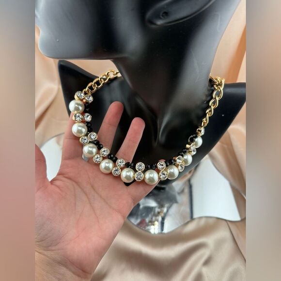 Elegant Gold and Pearl Necklace - Picture 6 of 8